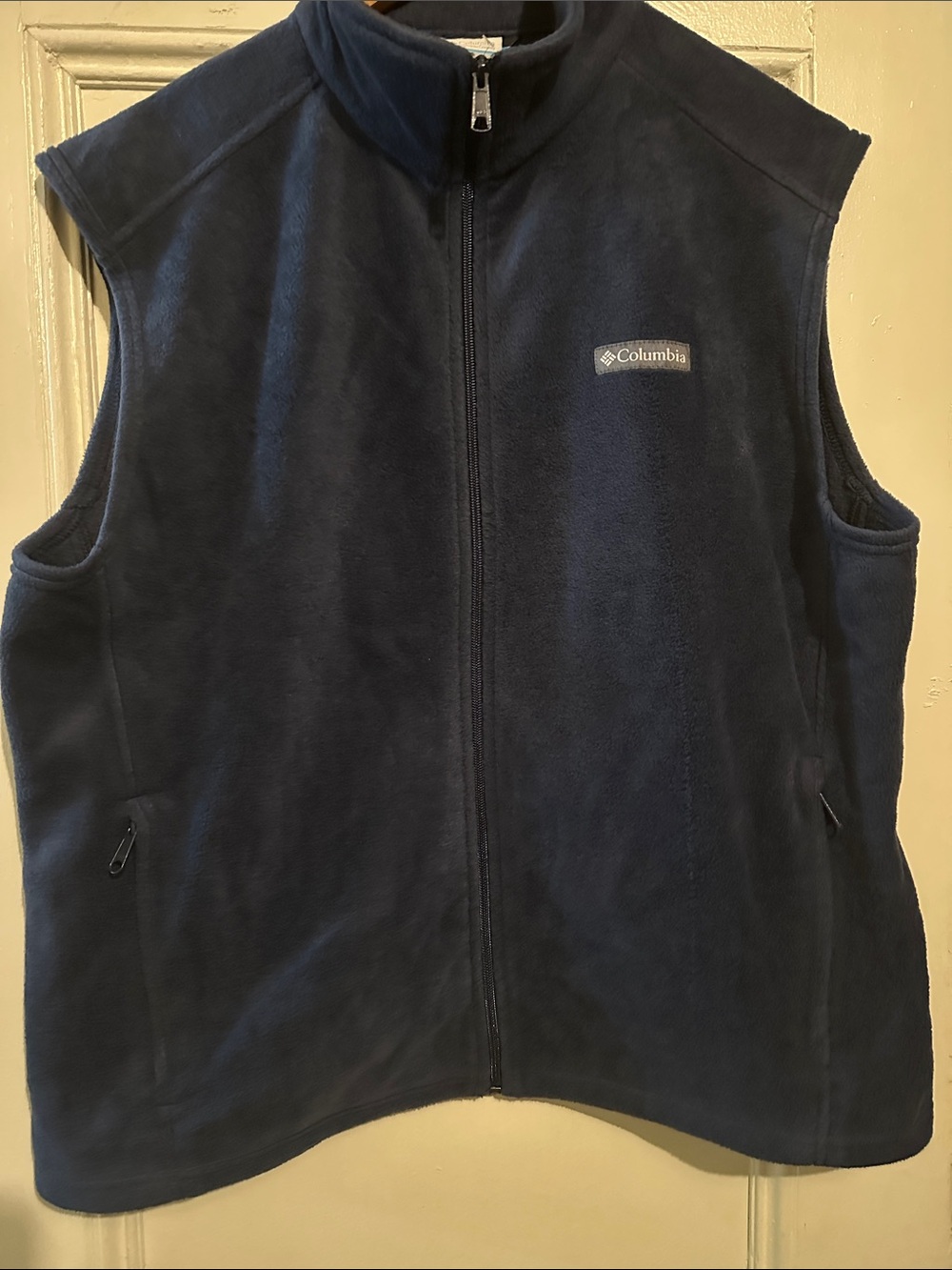 Like New Men’s Columbia Navy Blue Fleece Vest. Size XL. 31”L x 22.5” W.